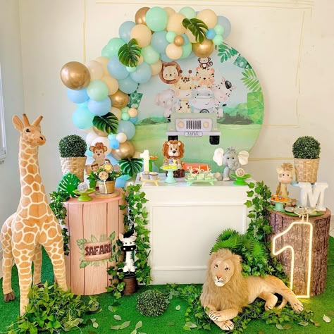 Festa Safari Baby, Safari Birthday Party Decorations, Safari Animals Birthday, Things To Do With Boys, Safari Birthday Party, Baby Boy Photography, 1st Birthday Decorations, Animal Birthday Party, Kids Party Themes