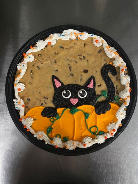 Cat Cookie Cake, Halloween Cookie Cake Decorating, Cookie Cake Halloween, Thanksgiving Cookie Cake Designs, Halloween Round Cakes, Halloween Cookie Cake Ideas, Halloween Message Cookies, Fall Message Cookies, Fall Cookie Cakes