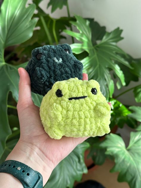 Create your own charming amigurumi frog with this easy pattern, perfect for beginners. We offer both free and paid crochet patterns to suit all your crafting needs. Hop into the world of crochet today! #CrochetPatterns #Amigurumi #CrochetFrog #DIYProjects #BeginnerCrochet Crochet Animal Pouch, Green Crochet Patterns, Green Amigurumi, Sunflower Granny Square Pattern, Sunflower Granny Square, Pattern Home Decor, Granny Square Pattern, Easy Crochet Animals, Pinterest Diy Crafts