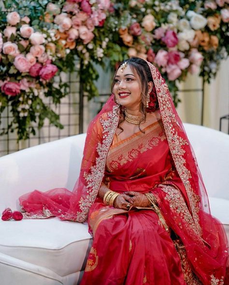 Simple Red Bridal Saree, Simple Red Saree Bride, Bride In Saree With Dupatta, Simple Bengali Bride, 2023 Bridal Dress, Saree Design 2023, Reception Bride Makeup, Bridal Saree Designs, Bridal Dresses Ideas