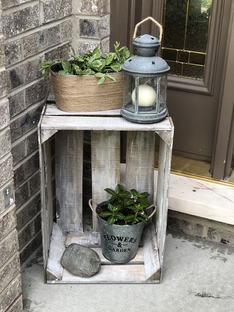 Spring Outdoor Decor, Garden Boxes Diy, Balkon Decor, Spring Porch Decor, Summer Porch, Fruit Box, Outside Decorations, Front Porch Decorating, Front Porch Decor