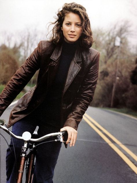 Stephanie Seymour, Happy Week, Cycle Chic, Riding A Bike, 90s Supermodels, 90s Models, Carla Bruni, V Magazine, Linda Evangelista