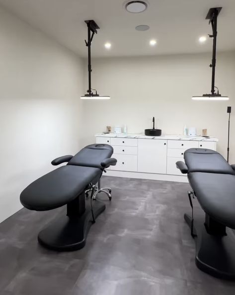 Permanent Makeup Room Decor, Permanent Makeup Room Ideas, Pmu Room Set Up, Permanent Makeup Studio Ideas, Pmu Room, Microblading Studio Ideas, Pmu Studio, Clinic Room, Permanent Makeup Studio