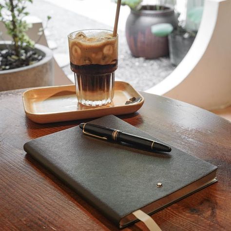 awritingguy on Instagram: "inspired by the recent trend of posting a calming cafe with your own set of pens and notebooks #writingcafe #fountainpen #montblanc #montblancpen" Man Desk, Snow Machine, Army Images, English Gentleman, Calligraphy Tutorial, Montblanc Pen, Pen Collection, Creative Shot, Pen Design