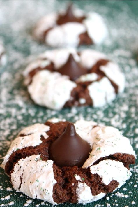 Crinkles Recipe, Chocolate Crinkle, Kiss Cookies, Chocolate Crinkles, Chocolate Mint, Crinkle Cookies, Cookie Desserts, Mint Chocolate, Sweets Treats