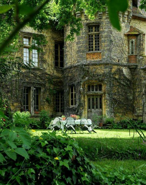 A beautiful old castle or building. English Manor Houses, English Manor, Casa Exterior, Old Stone, Stone Houses, Stone House, House Goals, Pretty House, Manor House