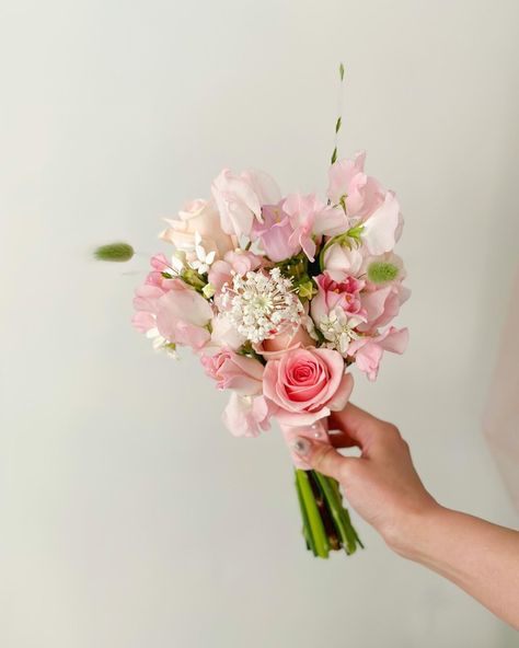 Small Bridal Bouquets Pink, Small Pink Flower Bouquet, Dekoracija Stola, Light Pink Bouquet, Small Bridesmaid Bouquets, Small Bridal Bouquets, Prom Bouquet, Simple Wedding Bouquets, Pink Flower Bouquet