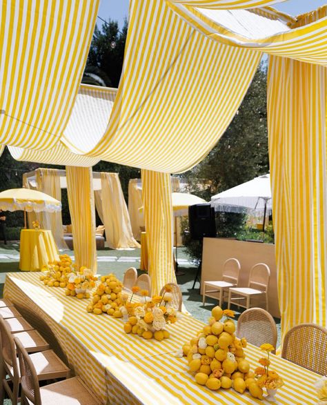 Limoncello Themed Party, Lemon Bridal Shower Decor, Yellow Theme Baby Shower Ideas, Luxury Bridal Shower Ideas, Lemonade Wedding, Wedding Pool Party, Yellow Party, Summer Garden Party, Dinner Decoration