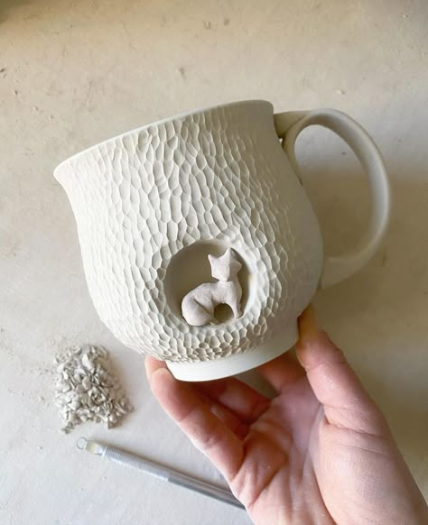 Cat Pottery Mug, Clay Mugs Ideas, Mug Pottery Ideas, Mug Reference, Clay Mug Designs, Pottery Cups Mugs, Carved Mugs, Mug Ideas, Clay Mug