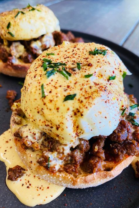 eggs benedict on a plate Mexican Eggs Benedict Recipe, Spicy Sausage Recipes, Chorizo Eggs, Mexican Eggs, Benedict Recipe, Eggs Benedict Recipe, Chorizo And Eggs, Gourmet Breakfast, Spicy Sausage