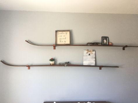 Vintage Ski Shelves, Old Ski Decor Ideas, Ski Shelves, Vintage Ski Wall Decor, Waterski Shelf, Ski Office Decor, Ski Decor Ideas Interiors, Small Ski Chalet Interior, Mid Century Ski Chalet