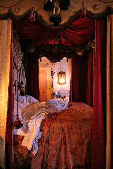 Bed curtain heaven ! rosebiar: thebeldam: blessedwildapplegirl: Dennis Severs house, Spitalfields, London Purple Home, Four Poster, Romantic Bedroom, Dreamy Bedrooms, Canopy Bed, Beautiful Bedrooms, Dream Bedroom, My New Room, Dream Room