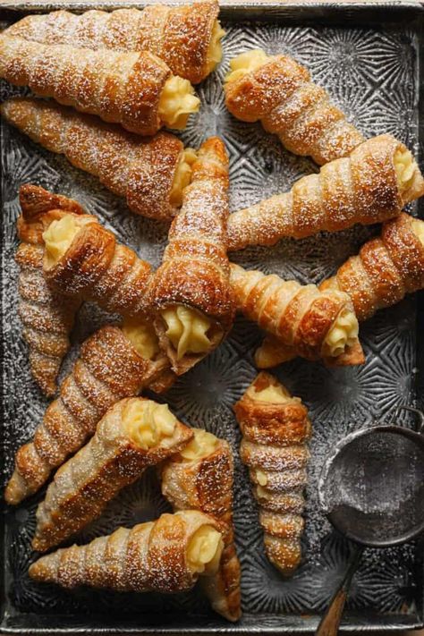 Cannoncini, Italian Cream Horns Italian Cream Horns, Cream Filled Puff Pastry, Italian Pastry Cream, Italian Breads, Filled Puff Pastry, Italian Treats, Pastry Treats, Church Recipes, Puff Pastry Shells