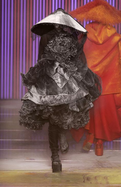 Weird Fashion, Futuristic Fashion, Naomi Campbell, Runway Pictures, John Galliano, Fantasy Fashion, Dark Fashion, Fashion Week Spring, Costume Design