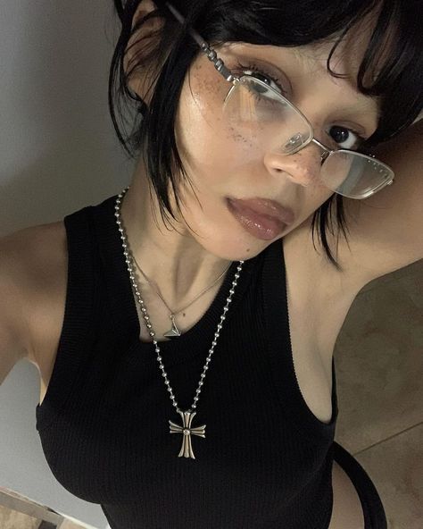 gigi ♱ (@de4rgigi) • Instagram photos and videos Glasses And Makeup, Clean Goth, Punk Makeup, Glasses Makeup, Cool Makeup Looks, Dark Makeup, Instagram Photo Inspiration, April 20, Everyday Makeup