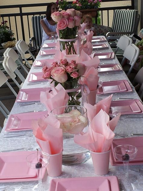 Birthday Brunch Party Decorations Pink, Easy Table Decorations For Party Simple, How To Decorate Table For Birthday Party, Dinner Decoration Ideas Table Birthday, Pink Birthday Party Table, Pink Party Tables, Brunch Party Decorations, Small Birthday Parties, Surprise Birthday Decorations