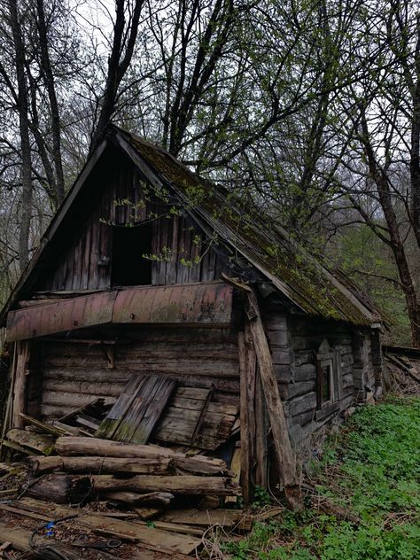 Old Abandoned Buildings, Creepy Houses, Village Photos, Old Abandoned Houses, Dark House, Nyc Life, Witch House, Camp Half Blood, Abandoned Buildings