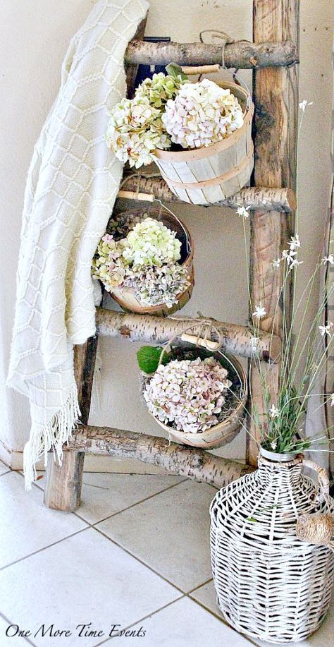 How to decorate a rustic ladder plant stand with baskets and flowers - featured at Talk of the Town at KnickofTime.net Old Ladder Ideas, Takken Decor, Ladder Plant Stand, Old Wooden Ladders, Vintage Ladder, Old Ladder, Rustic Ladder, Support Pour Plante, Wooden Ladder