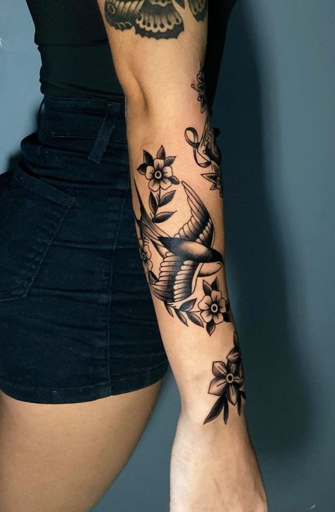 - Check more at https://howcandothis.com/womenstyle/58192/ Womens American Traditional Tattoo, Traditional Elbow Tattoos For Women, Traditional Style Tattoo Black And White, Black American Traditional Tattoo, American Traditional Tattoos Women, Traditional Tattoo Arm, Traditional Tattoo Artwork, Bicep Tattoo Women, Traditonal Tattoo