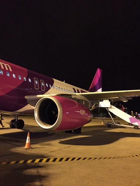 WizzAir. Violet&pink. Low cost. PRG-LTN. Wizz Air Airplane, Wizz Air Cabin Crew, First Apartment Goals, Wizz Air, Contour Makeup Tutorial, Airplane Wallpaper, Airplane Photography, Air Photo, Sleepover Food