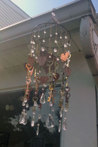 Key and Crystal Wind Chime - I'd love to find some old skeleton keys for this project. Old Key Crafts, Carillons Diy, Wind Chimes Homemade, Key Crafts, Crystal Wind Chimes, Key Projects, Diy Wind Chimes, Old Keys, Old Key