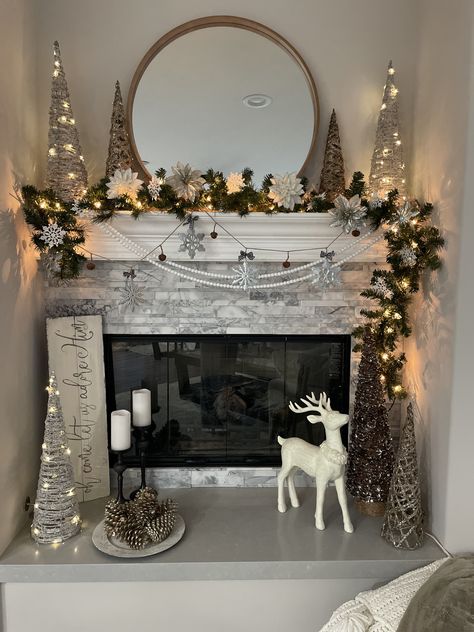 Champagne Christmas Fireplace, White Brick Fireplace Christmas Decor, Christmas Mantel With Tv Above, Christmas Mantel Ideas, Christmas Fireplace Mantels, Christmas Jello, Christmas Jello Shots, Fireplace Console, Cozy Christmas Decor