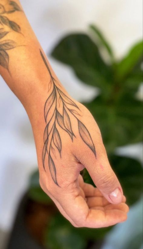 Leaf Tattoo Ideas, Scalp Tattoo, Tato Tradisional, Running Tattoo, Thumb Tattoos, Learn To Tattoo, Traditional Tattoo Flowers, Traditional Tattoo Designs, Leaf Tattoo