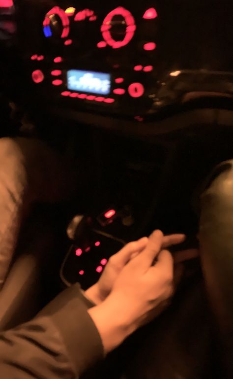 Couple Driving Aesthetic, Driving Aesthetic Night, Holding Hands Video, Backgrounds Tumblr Pastel, Caring Love, Couple In Car, Hand Video, Couple Holding Hands, Couple Hands