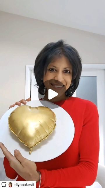 Michael Salako on Instagram: "Wonderful Val Cake idea from @diyacakesit • • • • • • Quite a fascinating history behind Valentines day, isn’t it!?😲 There are different beliefs but personally I find this history the most interesting and romantic!💌 Back to making this heart balloon cake..😅 You can use a round cake too. I used a square cake because I had a spare. I covered it with modelling chocolate after icing it. You can use fondant too. Dresden tool to add the balloon creases. Painted with gold dust and rejuvinator from @sugarflairltd. After painting, I buffed it with a dry brush to smoothen the colour. You can add confectioners glaze to add extra shine. I didnt think I needed it as the buffing added a natural shine anyways. Follow for more 🩷🩷 #heartcake #heartcakes #ballooncak Dry Cake Decoration Ideas, Modelling Chocolate, Heart Cakes, Square Cake, Chocolate Gold, Chocolate Cake Decoration, Balloon Cake, Modeling Chocolate, Round Cake