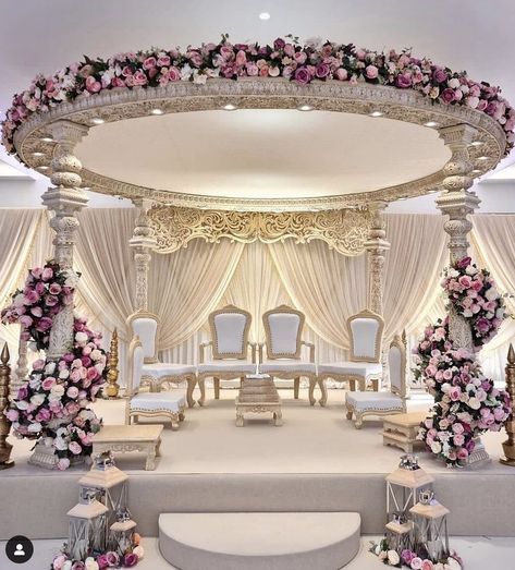 Luxury Mandap Decor, Mandap Aisle Decor, Indoor Mandap Design, Vidhi Mandap Indian Weddings Outdoor, Mandap Decor Simple, Banquet Hall Decorations Wedding, Indian Wedding Mandap Indoor, Marriage Chori Design, Unique Indian Wedding Ideas