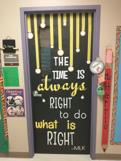 5th Grade Door Decorations, 3rd Grade Door Decoration Ideas, High School Door Decorations, Classroom Bulletin Boards High School, High School Door, School Hallway Decorations, Class Door Decorations, Middle School Bulletin Boards, Display Boards For School