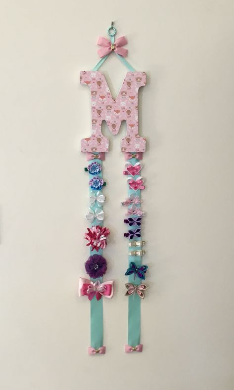 This hanging hair bow organizer can hold so many of your little girl's hair bows. Also makes a great gift! You choose the initial letter needed. It's a great way to organize all their cute bows and a sweet decoration for their bedroom or bathroom. Bow Holder Diy, Diy Hair Bow Holder, Diy Bow Holder, Hair Bow Organizer, Crochet Organizer, Wall Letter, Tassel Crafts, Hair Accessories Storage, Bow Holders