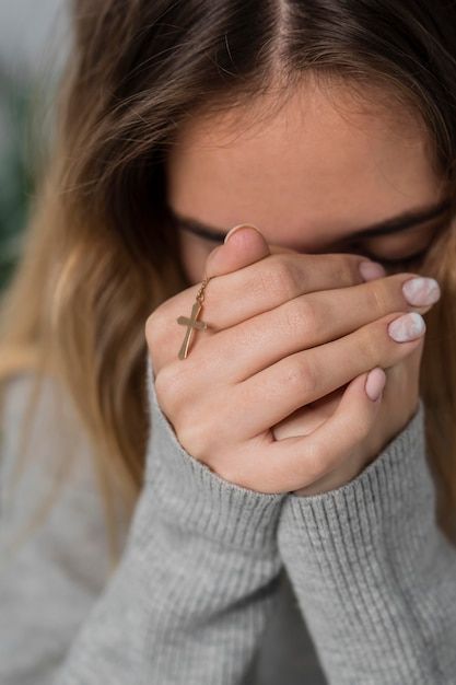 Praying Woman Aesthetic, Pray Astethic, Prayer Aesthetic Photography, Praying Aesthetic Christian, Praying Woman Pictures, Girl Praying Aesthetic, Aesthetic Praying, Pray Pictures, Pray Aesthetics