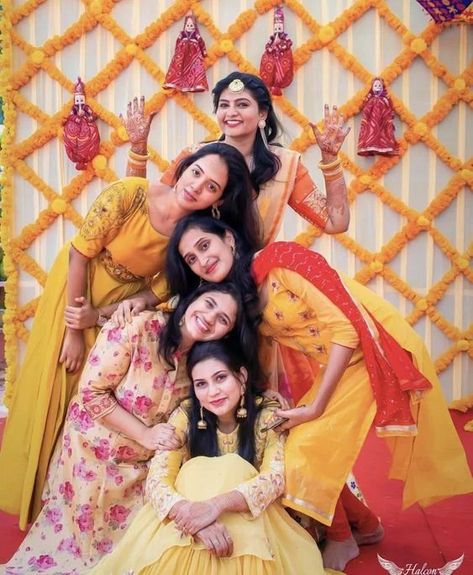 Simple craft idea Dulhan Friends Pose, Haldi Friends Photos, Haldi Poses With Friends, Haldi Bride Friends Poses, Haldi Shots Bride, Haldi Ceremony Group Photos, Haldi Ceremony Stills, हल्दी Wedding, Bride Haldi Group Poses