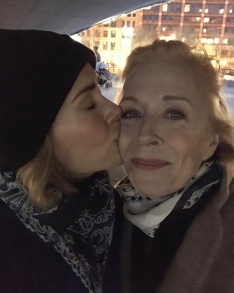 Sarah Paulson And Holland Taylor, Holland Taylor, To Holland, Show Gratitude, Woman Loving Woman, Sarah Paulson, Middle Aged Women, The Love Club, Age Gap