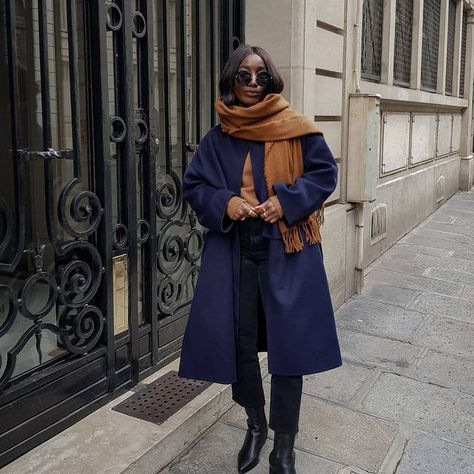 Aïda | french Minimalist style (@basicstouch) • Instagram photos and videos Navy Trench Coat Outfit, Navy Jacket Outfit, Navy Coat Outfit, Trench Coat Outfit Fall, French Minimalist Style, Fall Coat Outfit, Trench Outfit, French Minimalist, Winter Jacket Outfits