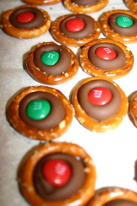 Pretzel Kisses, Christmas Eyeshadow Looks, Rolo Pretzels, Christmas Candy Easy, Christmas Eyeshadow, Xmas Treats, Kiss Cookies, Hershey Kiss, School Snack