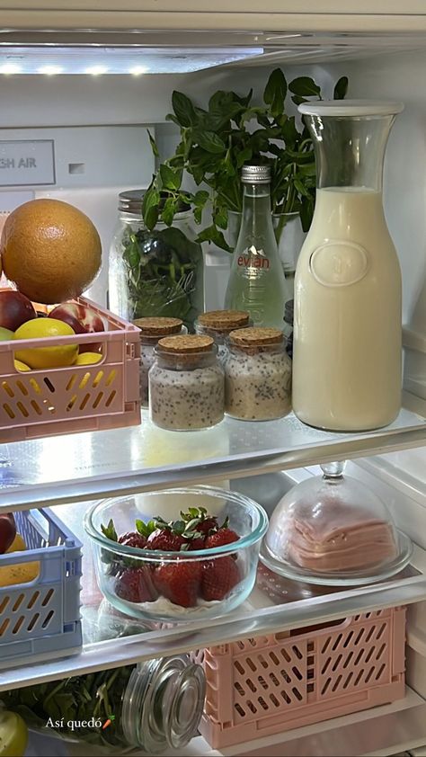 Fridge Organization Aesthetic, Aesthetic Refrigerator, Refrigerator Aesthetic, Fridge Aesthetic, Aesthetic Fridge, Fridge Goals, Organized Fridge, Healthy Fridge, Gym Food