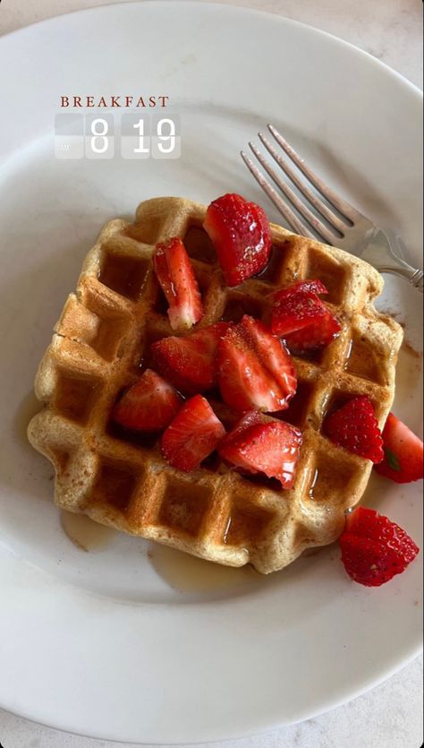 Asthetic Breakfast Idea, Breakfast Asthetic Picture, Strawberry Breakfast, Breakfast Healthy, Healthy Food Motivation, Weird Food, Food Obsession, Pretty Food, Food Cravings