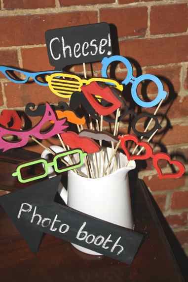 Photo Guestbook Props Wooden Photo Booth, Photo Booth Setup, Vintage Garden Wedding, Photobooth Props, Parties Ideas, Disco Theme, Christmas Party Themes, Photo Guest Book, Retro Theme