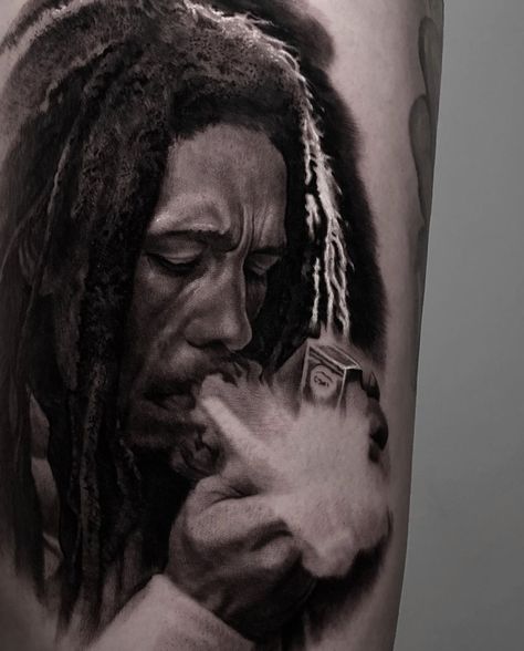 This is an amazing realistic portrait of the great Bob Marley. Always remember to not worry and be happy. Bob Marley Portrait Tattoo, Bob Marley Tattoo Ideas, Marley Tattoo, Bob Marley Tattoo, Image Bob Marley, Rib Tattoos For Guys, Oni Tattoo, Bob Marley Pictures, Lion Tattoo Sleeves