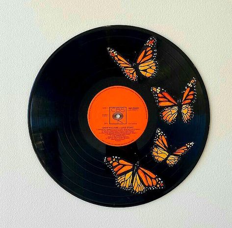 Vinyl Record Drawing Simple, Painted Vinyl Records Wall Art Aesthetic, Butterfly Record Painting, Painted Plates Ideas Aesthetic, Vinyl Record Decor Ideas Wall Art, Painted Vynil Ideas, Vynil Paint Ideas, Painted Vynal Records, Vynil Record Aesthetic