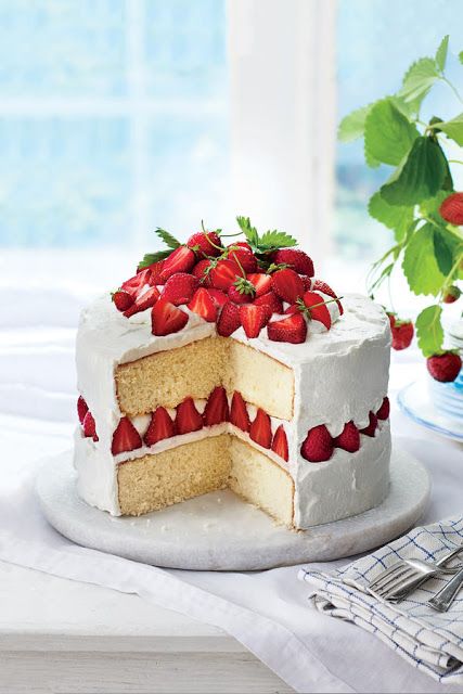 Easter Strawberry Cake, Southern Easter Desserts, Easter Dessert Cake, Southern Living Easter Recipes, Easter Bakery Desserts, Easter Birthday Cake Ideas, Easter Cake Recipes Easy, Spring Cake Ideas Birthday, Easter Cakes Recipes