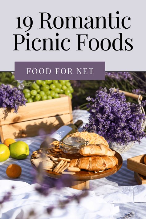 Romantic Backyard Picnic, Cottagecore Picnic Food, Easy Picnic Date Food Ideas, Romantic Picnics Food, The Perfect Picnic, Picnic Date Ideas Food, Classy Picnic Food, Date Night Picnic Food, Elegant Picnic Food