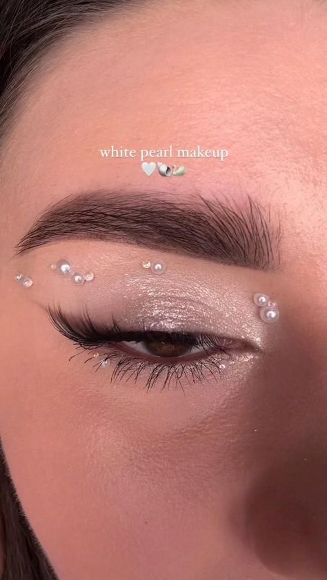 pearl makeup tutorial Black And Pearl Makeup, Prom Makeup For Brown Eyes With Gems, Graduation Makeup White Dress, Pearls In Makeup, Euphoria Pearl Makeup, Prom Makeup For Brown Eyes Silver Dress, Natural Makeup With Pearls, Makeup Ideas For Prom White Dress, White Prom Dress Makeup Ideas