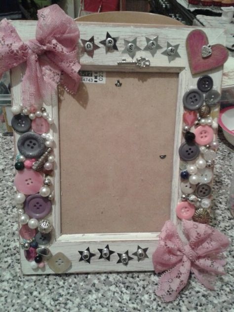 Picture Frame Diy Decor, Home Made Picture Frames Diy, Decorating Photo Frames, Diy Beaded Picture Frame, Decorated Frames Ideas, Cute Picture Frames Diy, Picture Frame Ideas Creative, Decorating A Picture Frame, How To Decorate Picture Frames