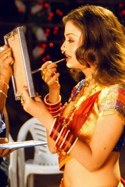 Aishwarya Rai Bachchan 👑🌟💖 Aishwarya Core, Aishwarya Rai Dhoom 2, Aishwarya Rai Saree, Aaja Nachle, Aishwarya Rai Movies, Aishwarya Rai Pictures, Vintage Bollywood Aesthetic, Desi Love, Royalty Aesthetic