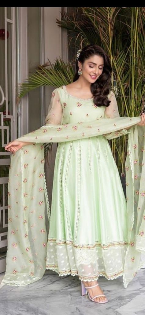 Thai beautiful esemble is from @farhatalibaziz. Long Gown Design, Girls Dresses Sewing, Anarkali Dress Pattern, Ayeza Khan, Pakistani Dresses Casual, Long Dress Design, Salwar Kamiz, Simple Pakistani Dresses, Designer Dresses Casual