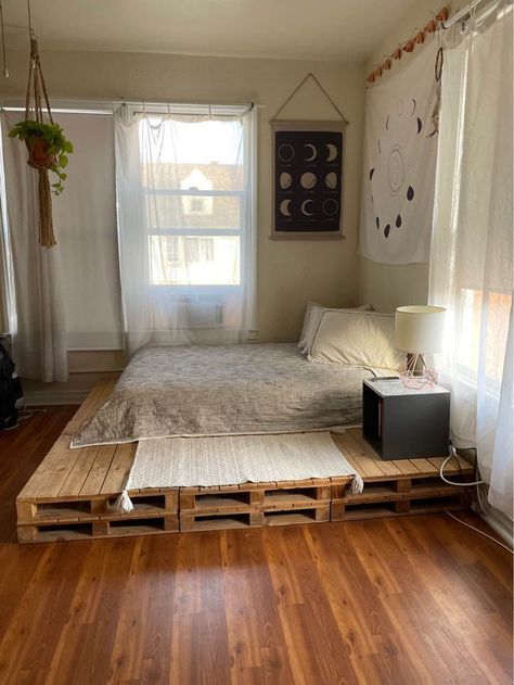 Pallet Bed, Redecorate Bedroom, Cozy Room Decor, Apartment Decor Inspiration, Dream Room Inspiration, Room Makeover Bedroom, Room Makeover Inspiration, Apartment Inspiration, Cozy Room