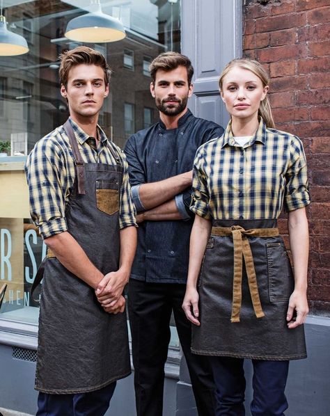 Se for uma camisa xadrez, acho a sua cara, rsrs Porém não comporta frases. Coffee Shop Uniform, Barista Uniform, Bartender Uniform, Barista Outfits, Shop Uniform, Chef Dress, Bartender Outfit, Cafe Uniform, Waitress Outfit